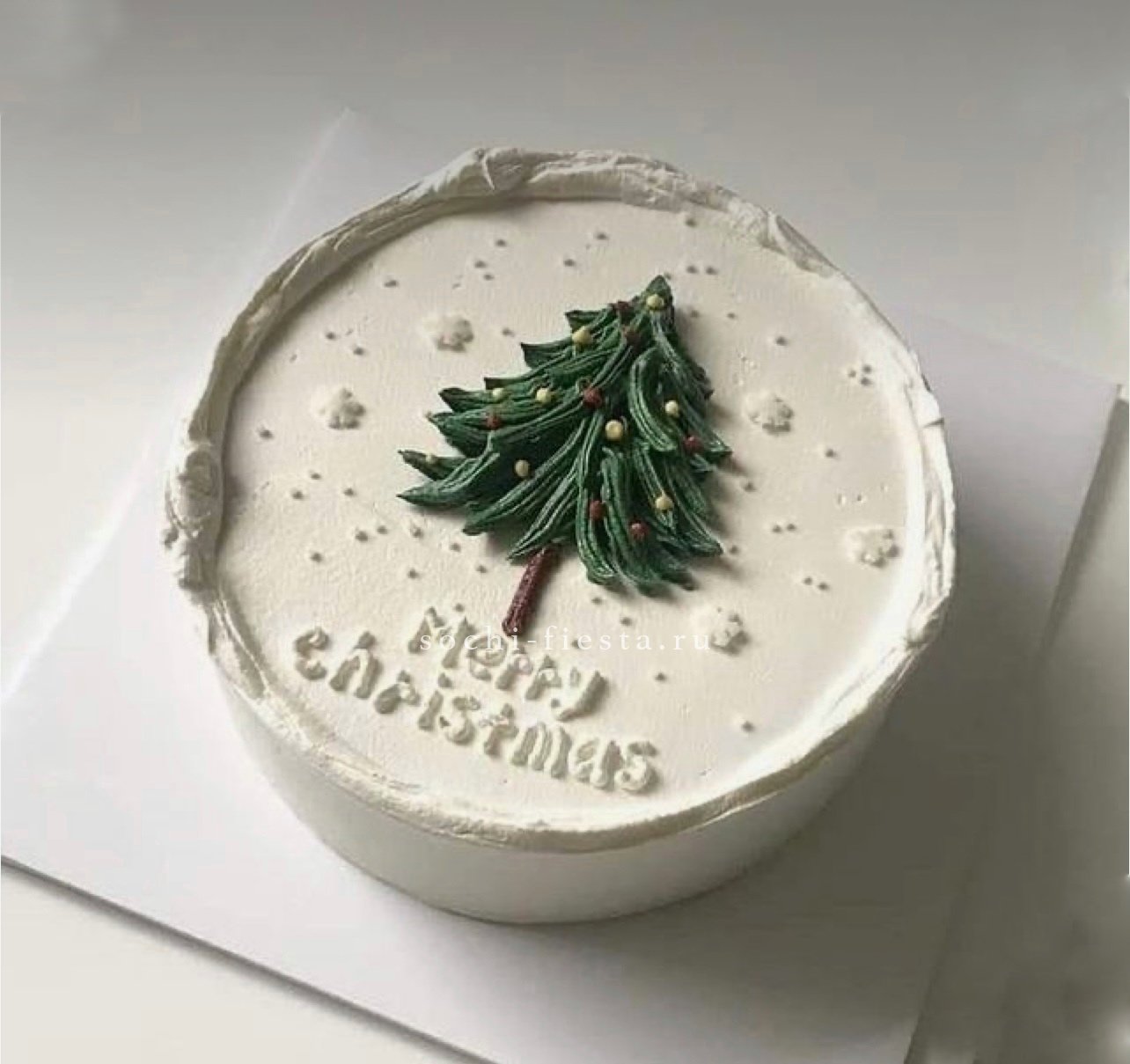 яркая новогодняя инсталляция с амариллисом и хвойными ветвями для ростовского ресторана