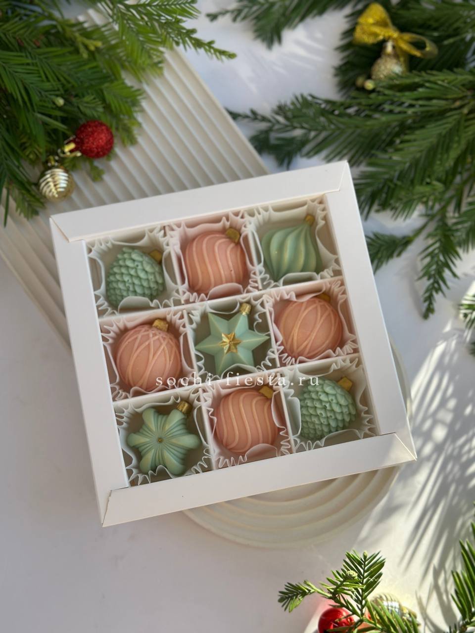 рождественский венок с пихтой и красными ягодами для ростовского дома