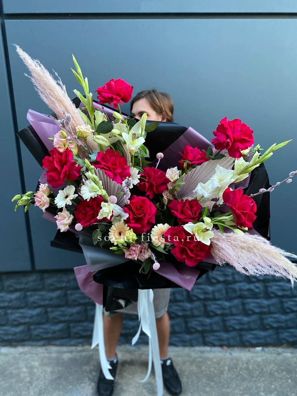 авторский свадебный букет невесты в Ростове из пионов и дельфиниума в нежно-розовой гамме