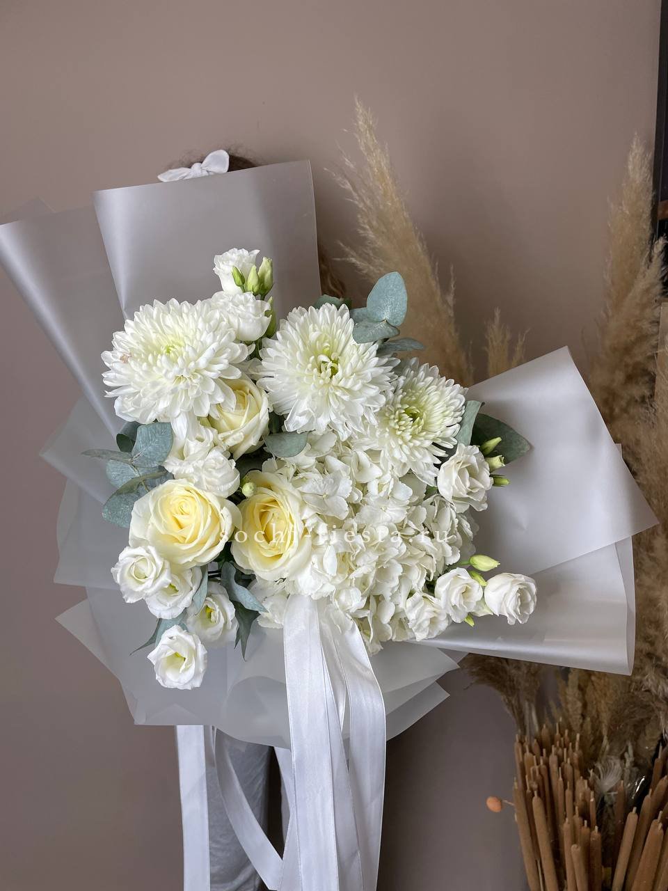 сборный букет из ярких роз и герберы в нарядной упаковке для ростовского подарка