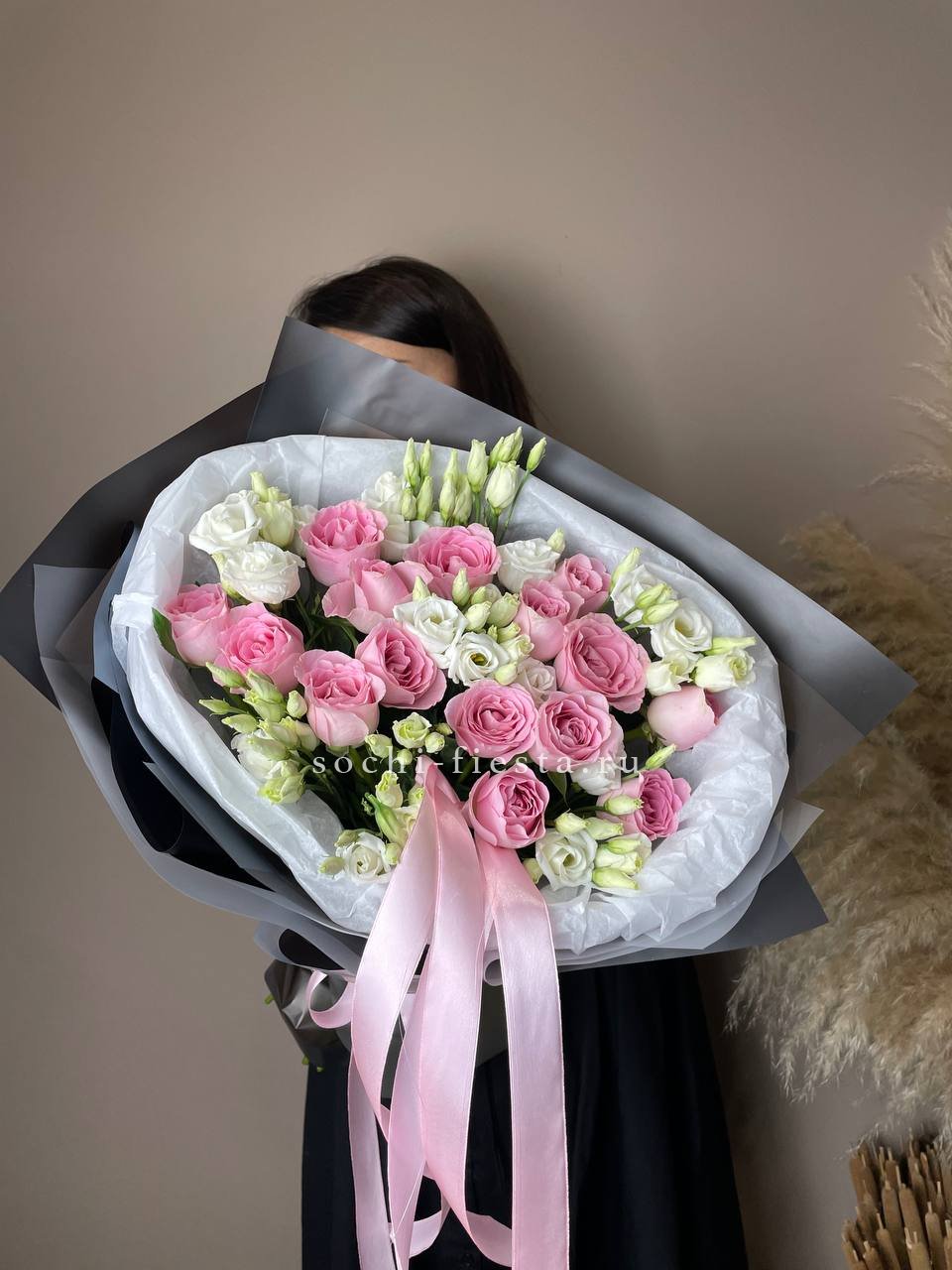 яркий сборный букет из роз герберы и хризантем в стиле ростовской флористики