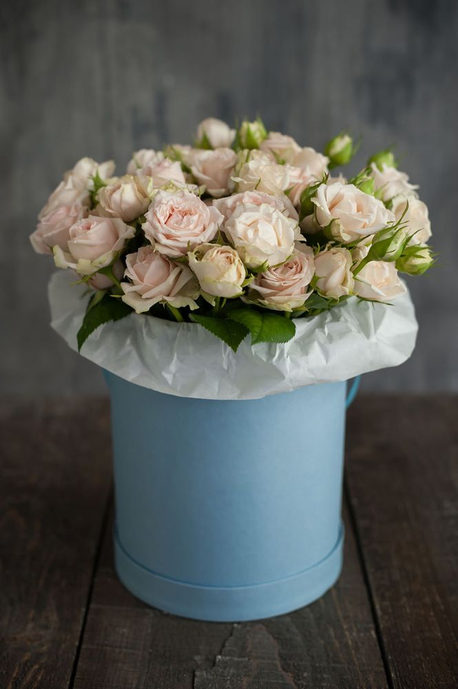 кубическая коробка с коралловыми розами для ростовского корпоративного подарка