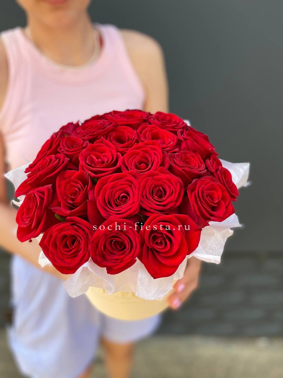 большая шляпная коробка XXL с 101 розой для ростовского юбилея