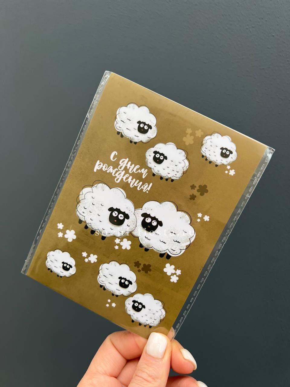 набор краснодарского артизанского шоколада и аромасвеча рядом с букетом из роз для поздравления в Ростове-на-Дону