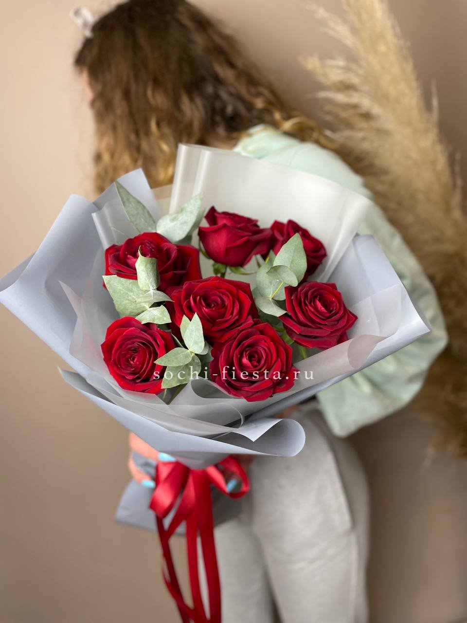 свадебный букет из 101 белой розы Mondial в ростовской студии