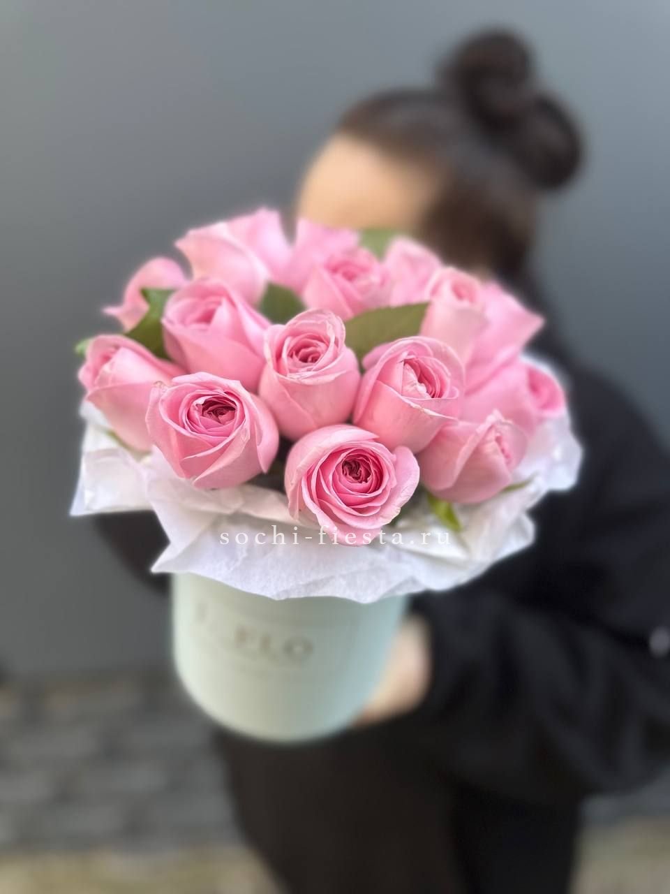 яркая шляпная коробка с малиновыми пионами и гортензией для ростовского подарка