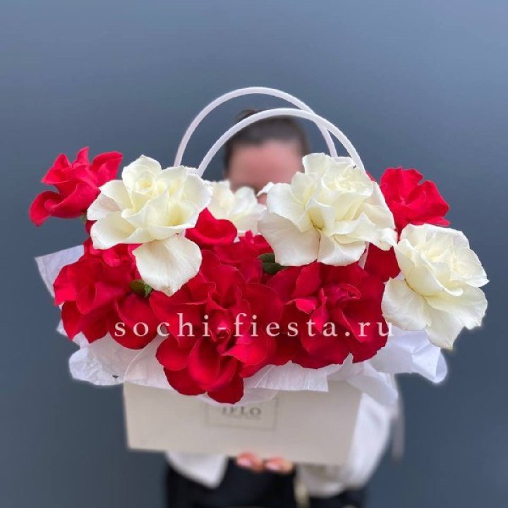 Сумочка  красных и белых роз в Ростове-на-Дону