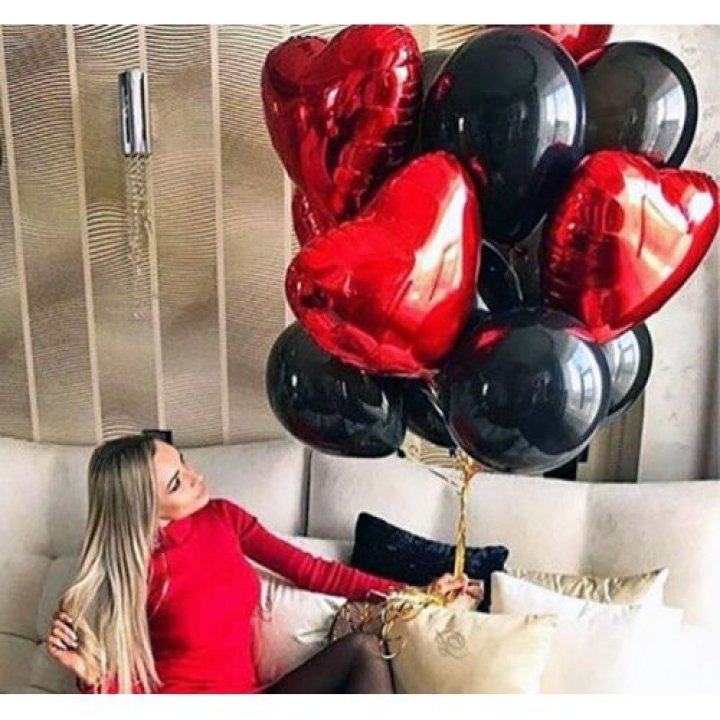 Фонтан из красных сердец с чёрными шарами  в Ростове-на-Дону