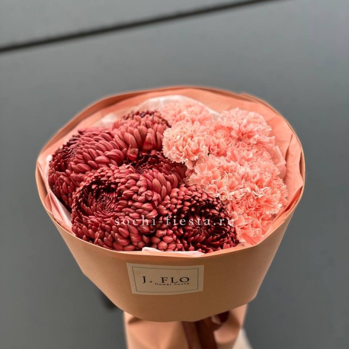 Букет хризантем и диантусов  в Ростове-на-Дону