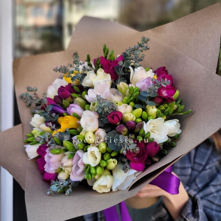 Букет фрезий "Радуга" в Ростове-на-Дону