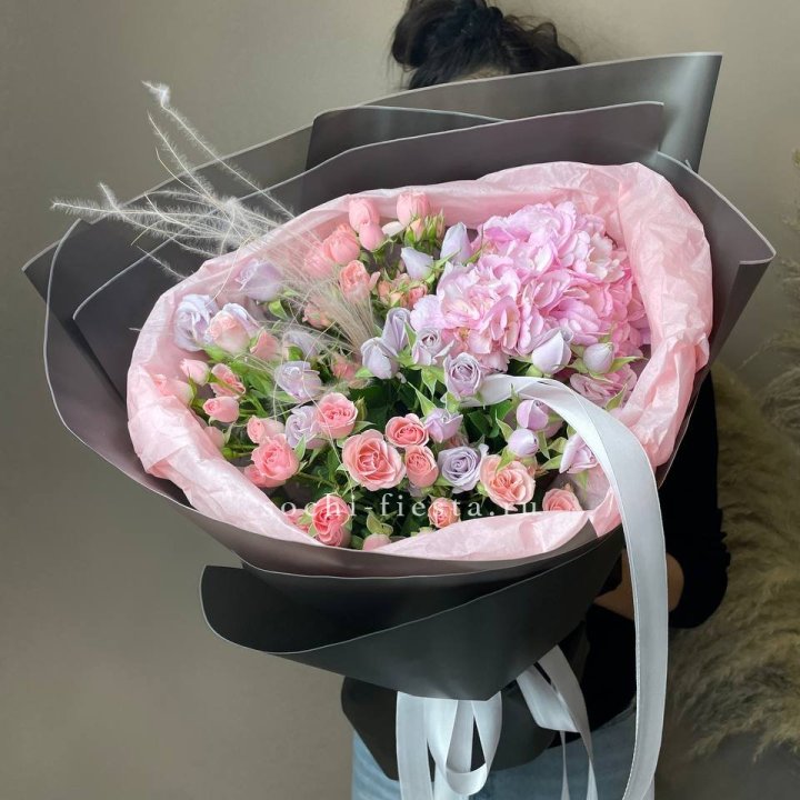  Букет гортензии и роз "Саперави" в Ростове-на-Дону