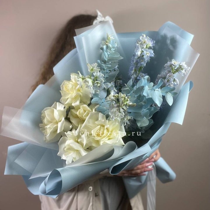 Букет из белых французских роз и дельфиниума в Ростове-на-Дону