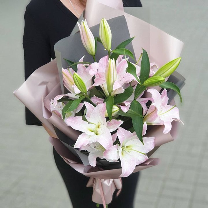 Букет розовых лилий в Ростове-на-Дону