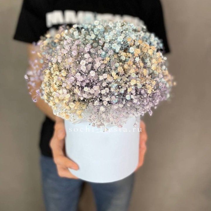 9 Радужных гипсофил в шляпной коробке в Ростове-на-Дону