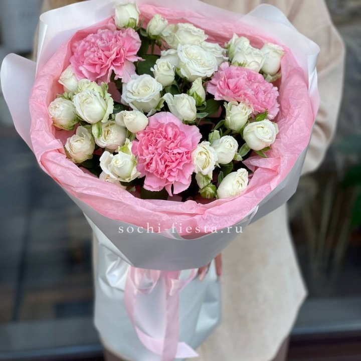 Букет розы с диантусами "Блэш" в Ростове-на-Дону