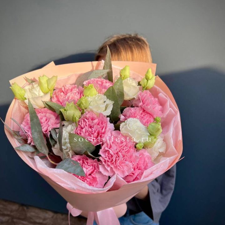 Букет гвоздик и  эустом "Сири" в Ростове-на-Дону