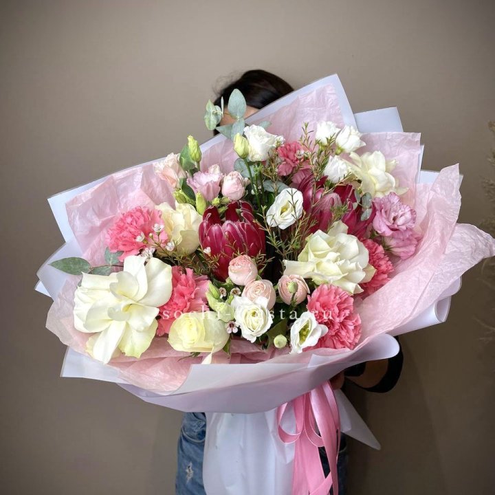 Букет с протеей, розами "Элеонора" в Ростове-на-Дону