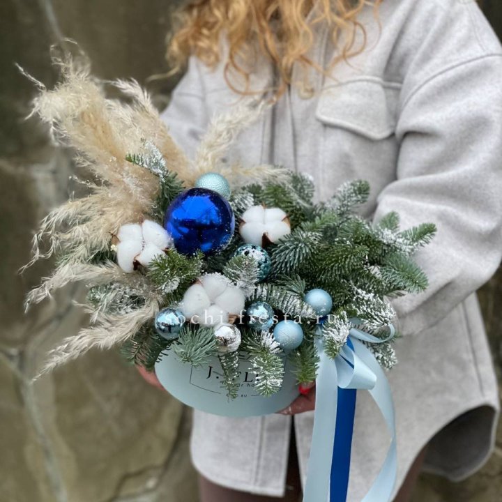 Новогодняя композиция в коробке блю в Ростове-на-Дону