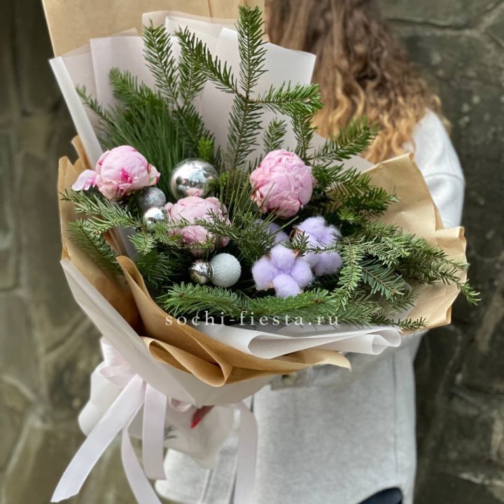 Новогодний букет с пионами  в Ростове-на-Дону