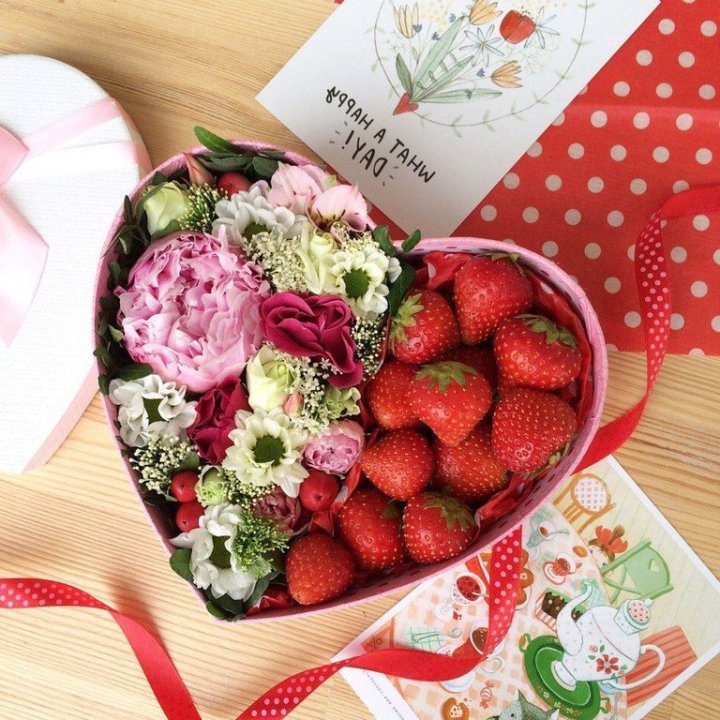 Бокс с клубникой и цветами в Ростове-на-Дону