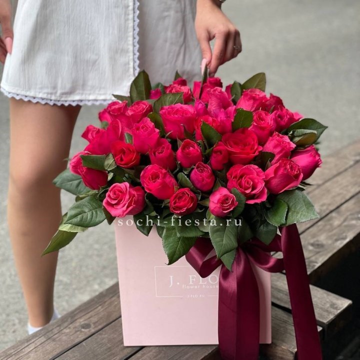 55 алых роз в кубе в Ростове-на-Дону