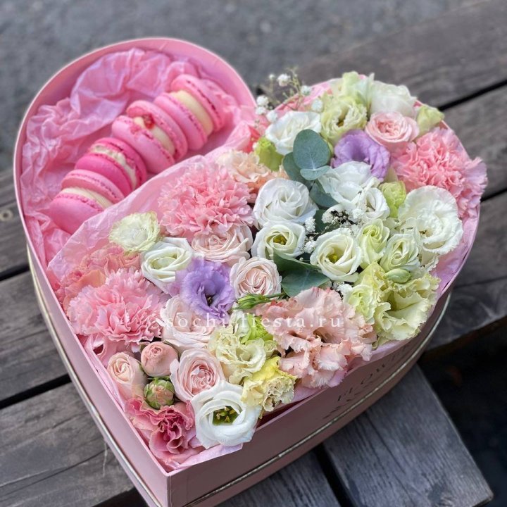 Бокс-сердце с макарон "Пинк" в Ростове-на-Дону