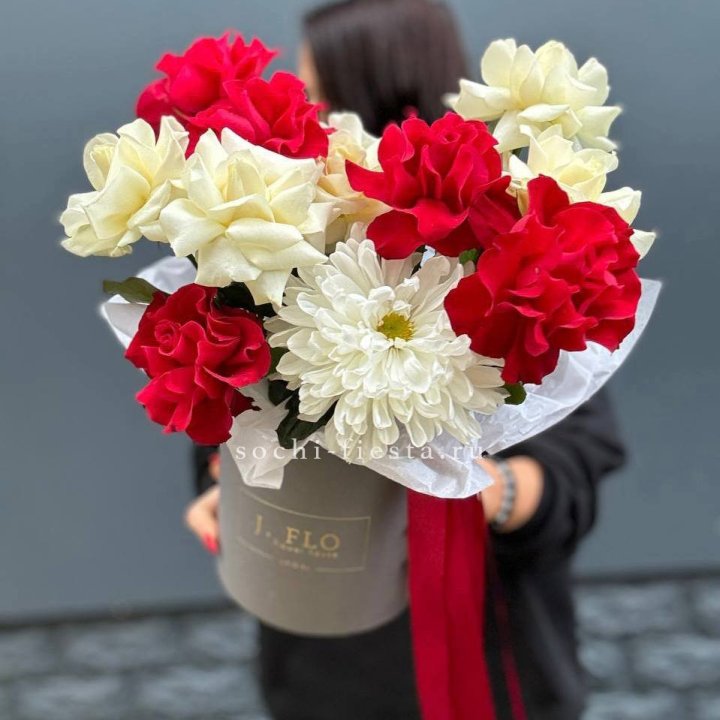 Французские розы с хризантемой в боксе в Ростове-на-Дону