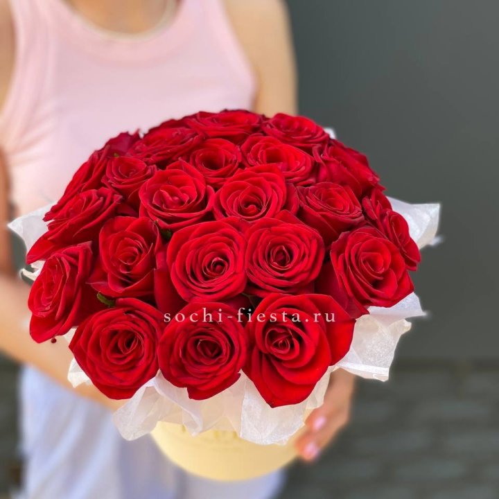 Красные розы в цилиндре в Ростове-на-Дону