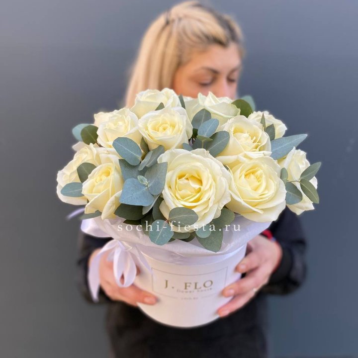 15 белых роз в боксе в Ростове-на-Дону