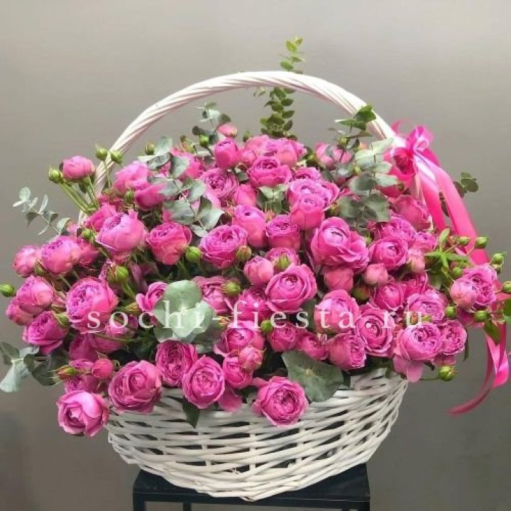 65 пионовидных кустовых роз в корзине в Ростове-на-Дону