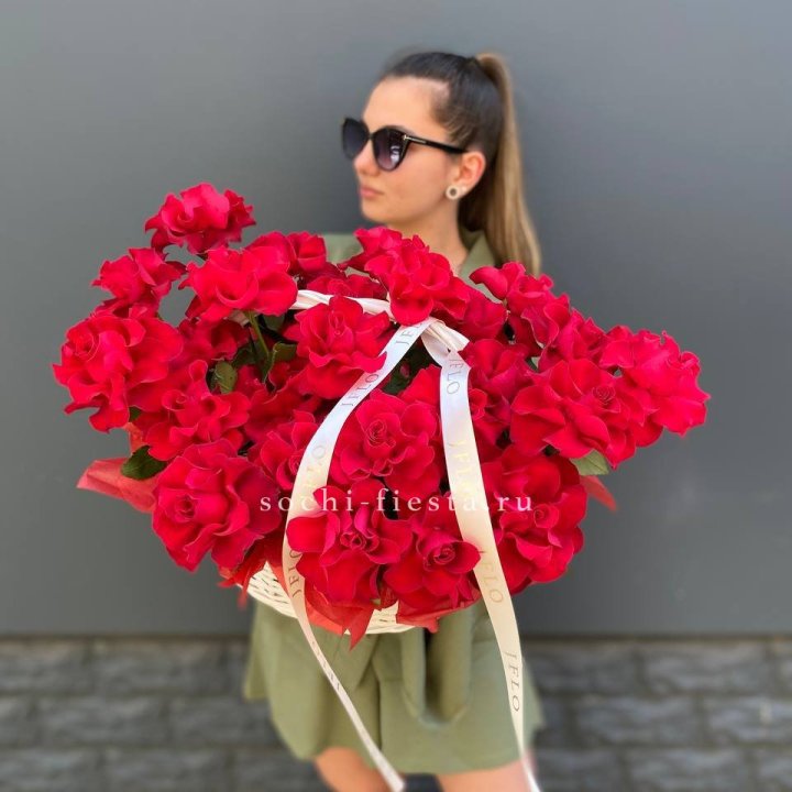 Красные французские розы в корзине в Ростове-на-Дону