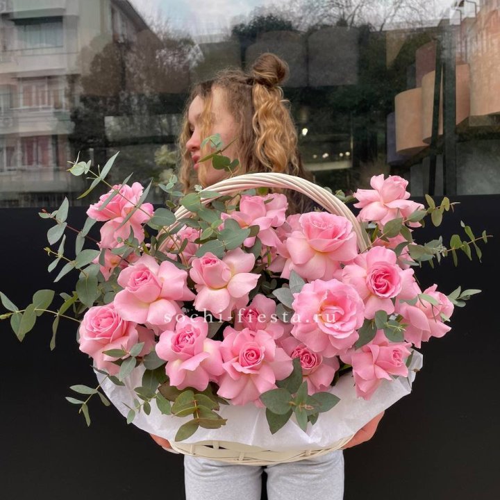 25 роз в цветочной корзине  в Ростове-на-Дону