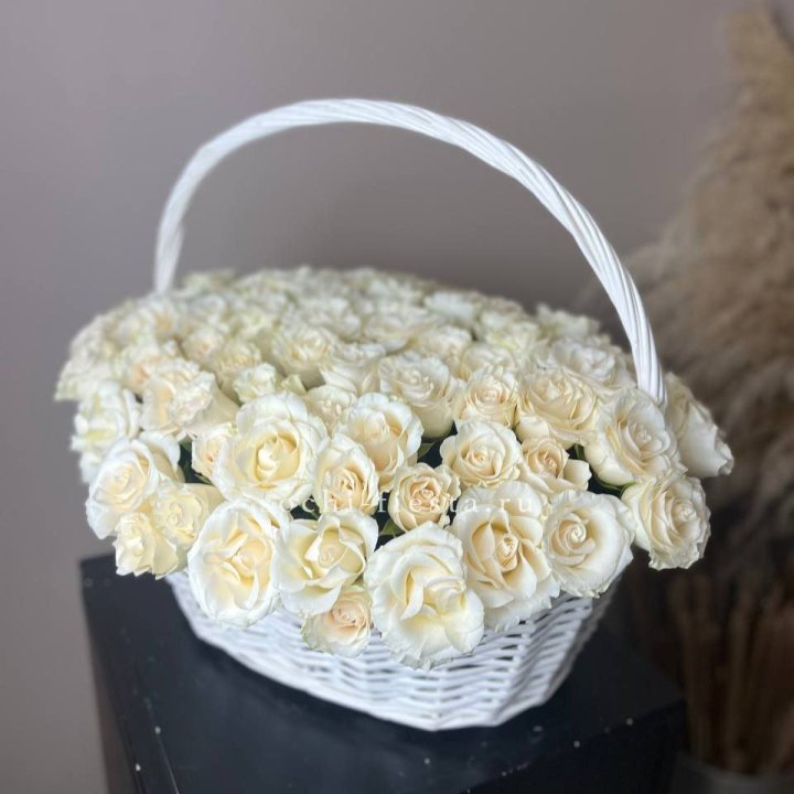 101 белая роза в корзине в Ростове-на-Дону