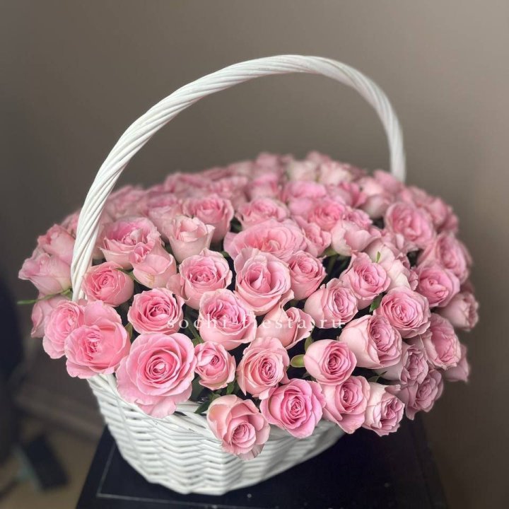 101 розовая роза в корзине в Ростове-на-Дону