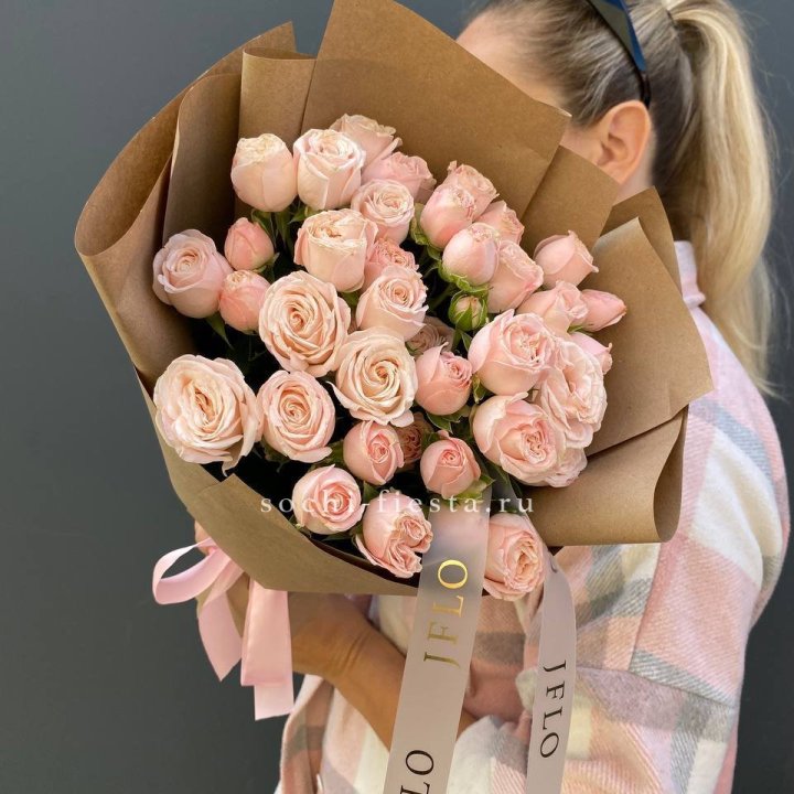 Кустовые розы Бомбастик в крафте в Ростове-на-Дону