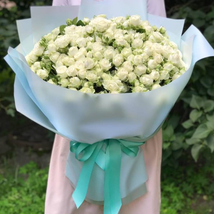 51 белая кустовая роза в Ростове-на-Дону