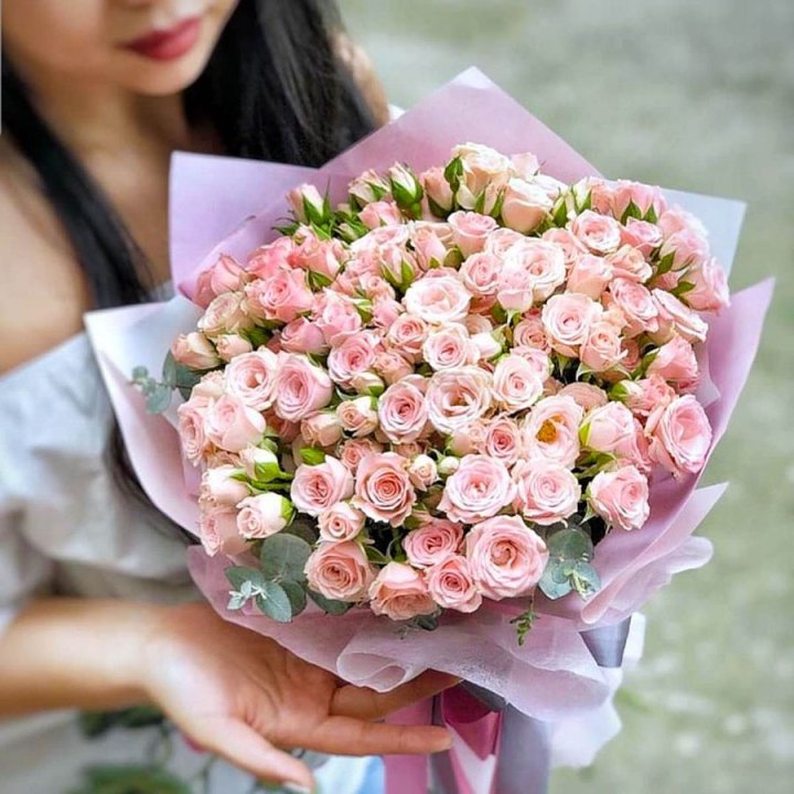 Кустовые розы с эвкалиптом в Ростове-на-Дону