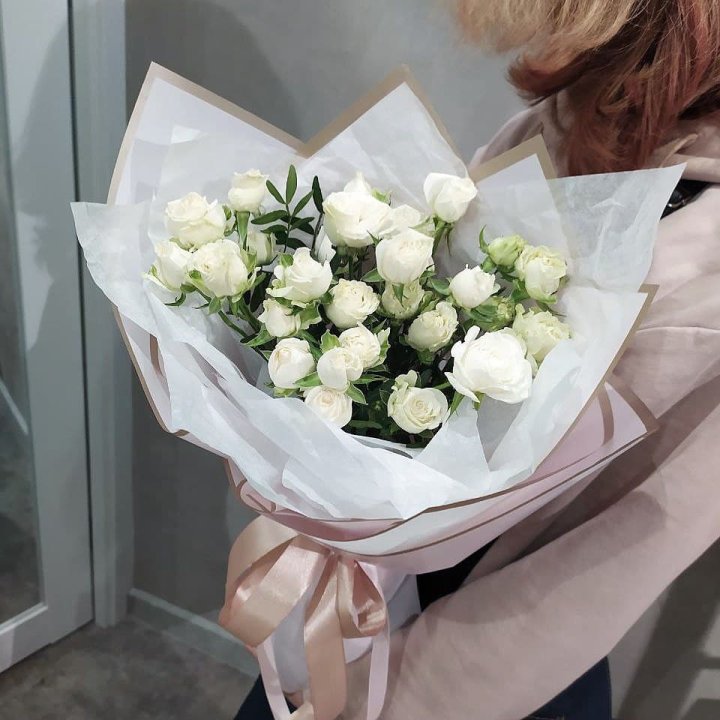 Белоснежные кустовые розы в Ростове-на-Дону