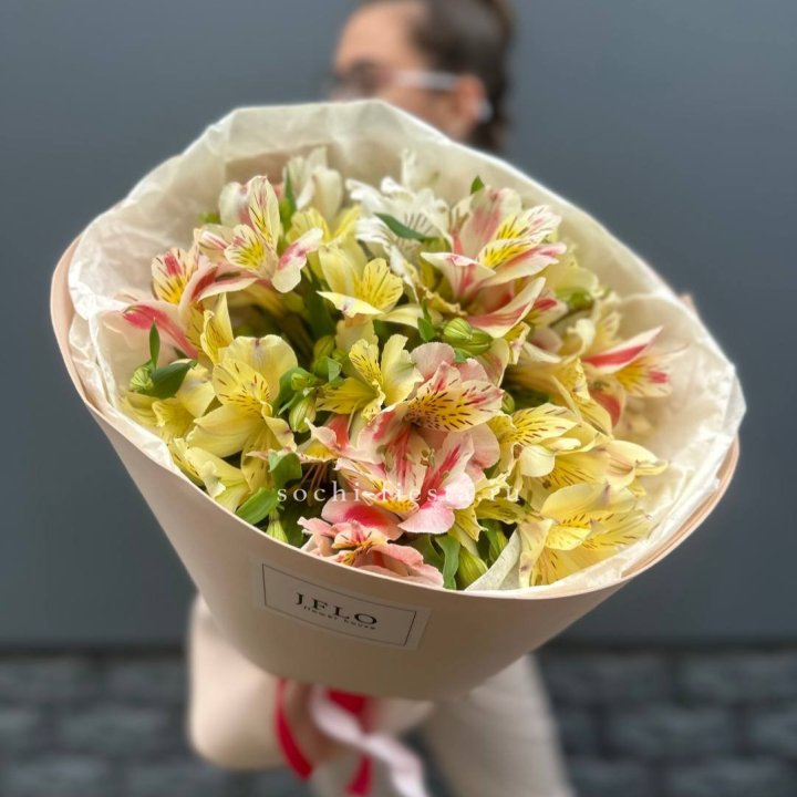 Альстромерии в нежном оформлении в Ростове-на-Дону