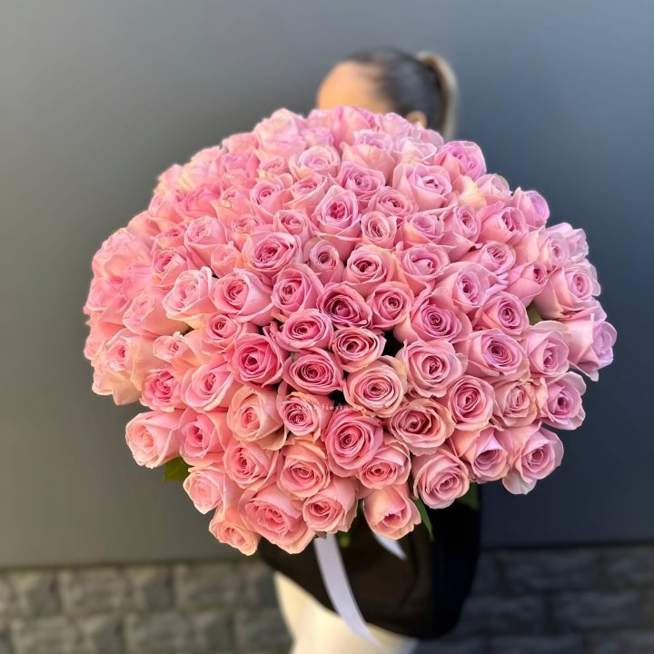 Охапка из 101 розовой розы в Ростове-на-Дону
