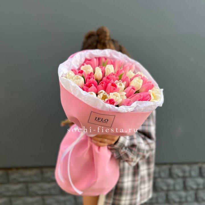 51 бело-розовый тюльпан в Ростове-на-Дону