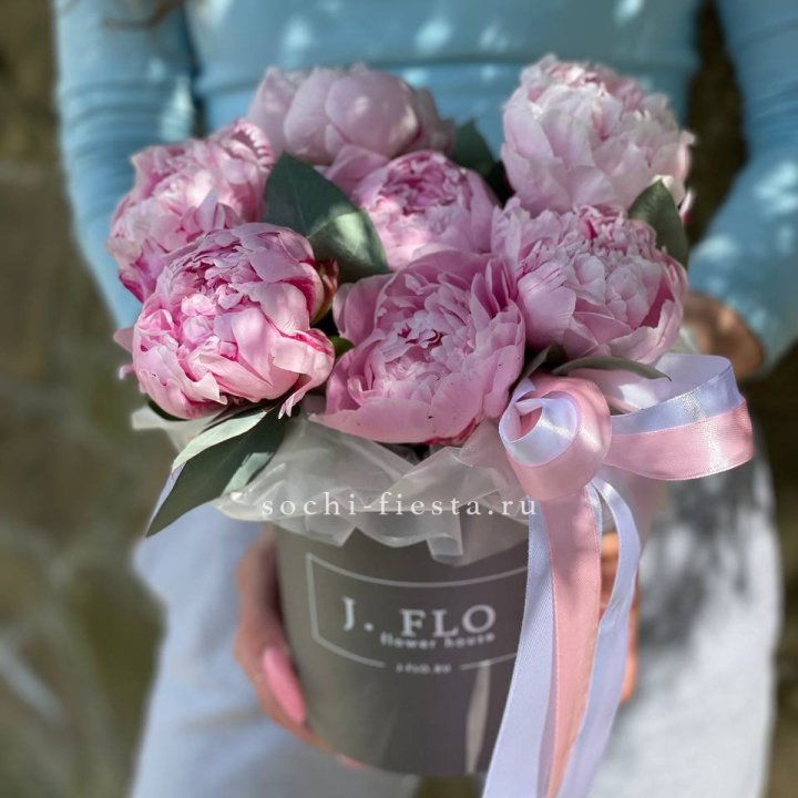 Цилиндр пионов с эвкалиптом в Ростове-на-Дону