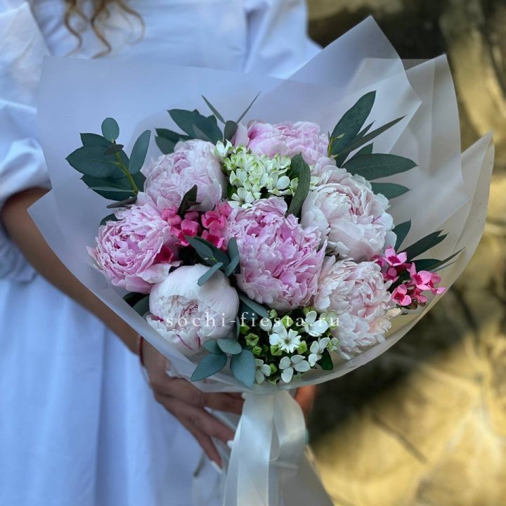 7 зефирных пионов с эвкалиптом в Ростове-на-Дону