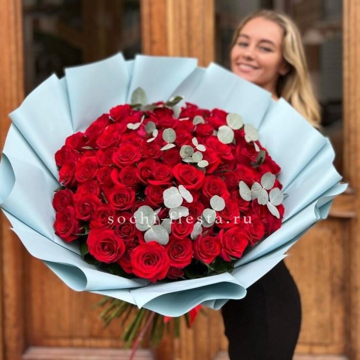 101 красная роза с эвкалиптом в Ростове-на-Дону