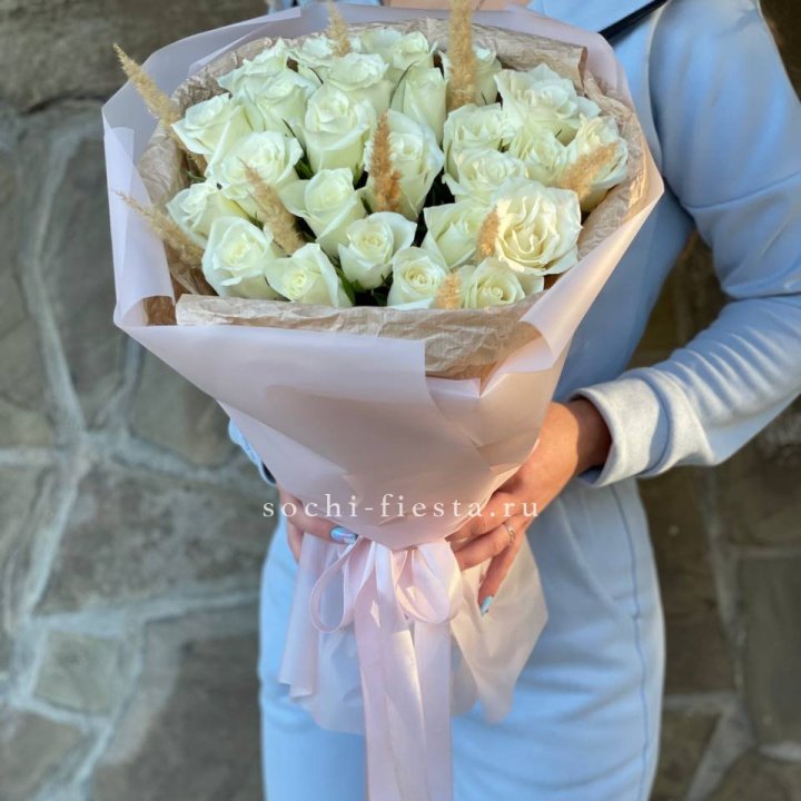 25 белых роз с сухоцветами в Ростове-на-Дону