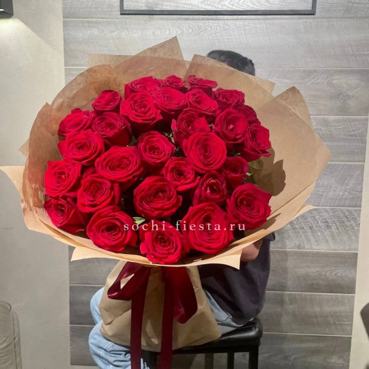 37 красных роз в крафте в Ростове-на-Дону