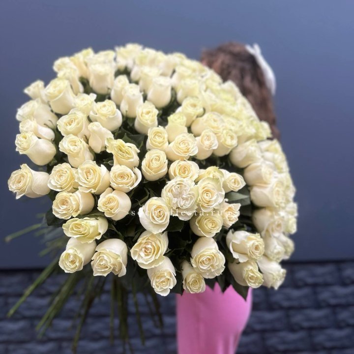 101 белая высокая импортная роза под ленту в Ростове-на-Дону