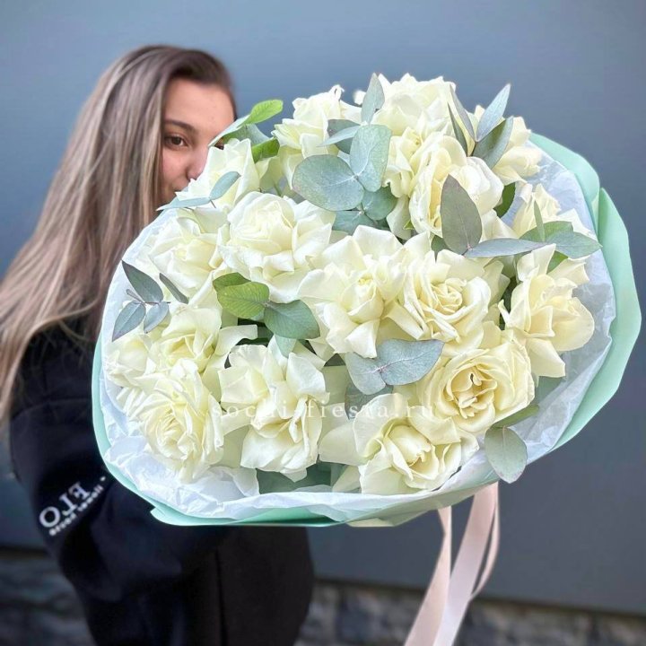19 Белых французских роз "Ноте бьянке" в Ростове-на-Дону