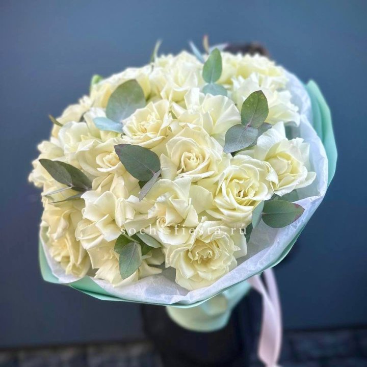 25 Белых французских роз "Ноте бьянка" в Ростове-на-Дону