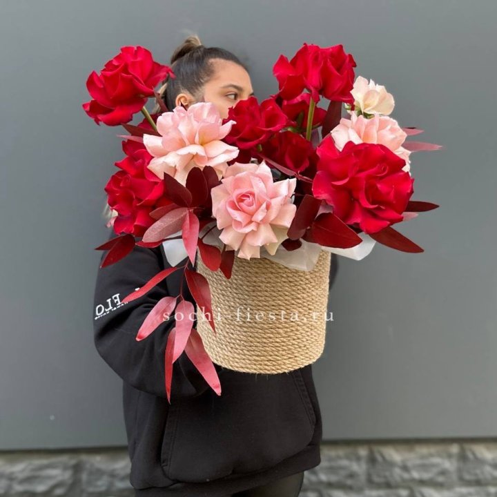 15 Французских роз в джутовом кашпо в Ростове-на-Дону